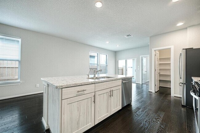 Foto del edificio - 7631 Europa Ave