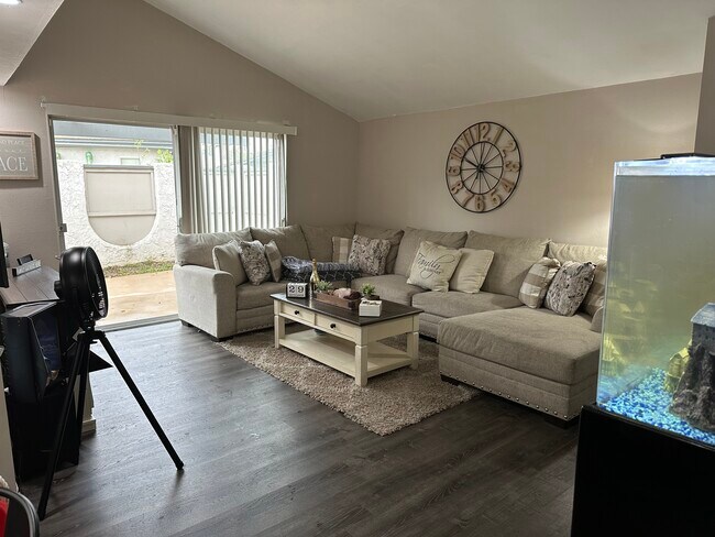 Sala de estar - 722 W Vineyard Ave