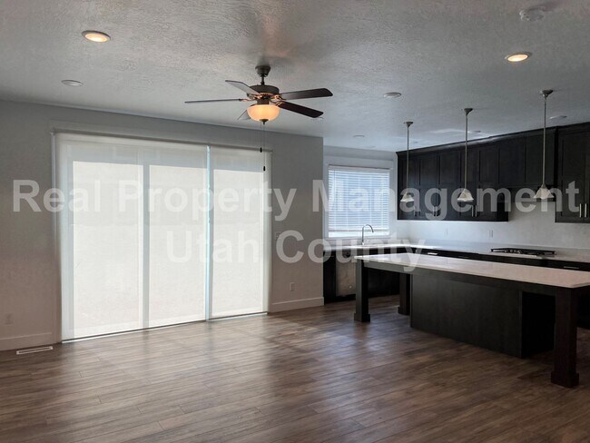 Building Photo - Cute townhome in Highland