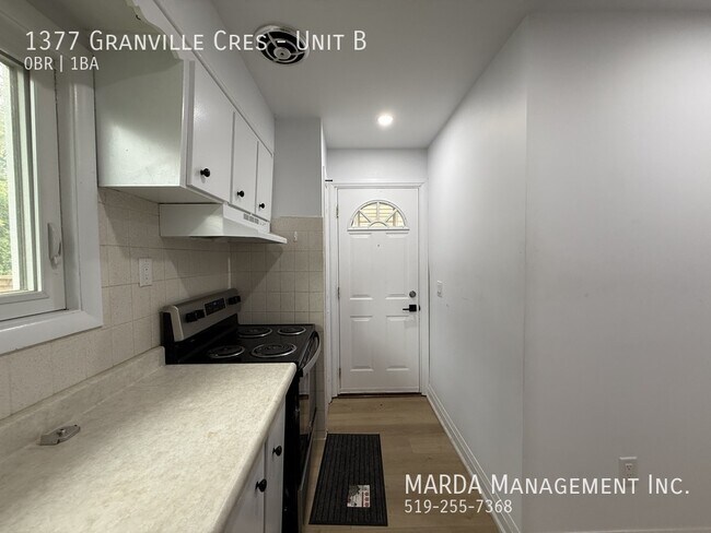 Photo du bâtiment - COZY 2 LEVEL BACHELOR UNIT WEST WINDSOR + 40% OF UTILITIES