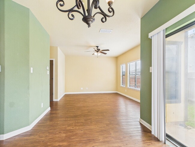 Building Photo - 3-Bedroom Retreat with 2.5 Baths in Freder...