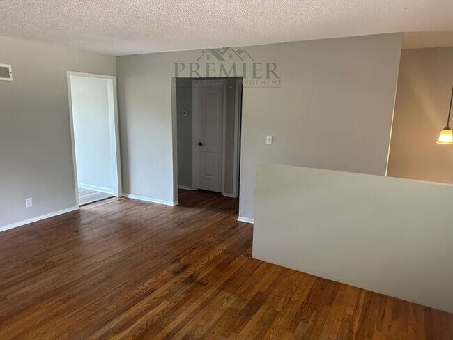 Building Photo - 3 bd/1 ba - Duplex -1201 SW Sunset St Blue...