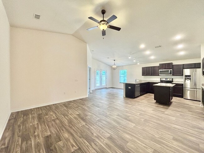 Building Photo - 5637 Peach Dr