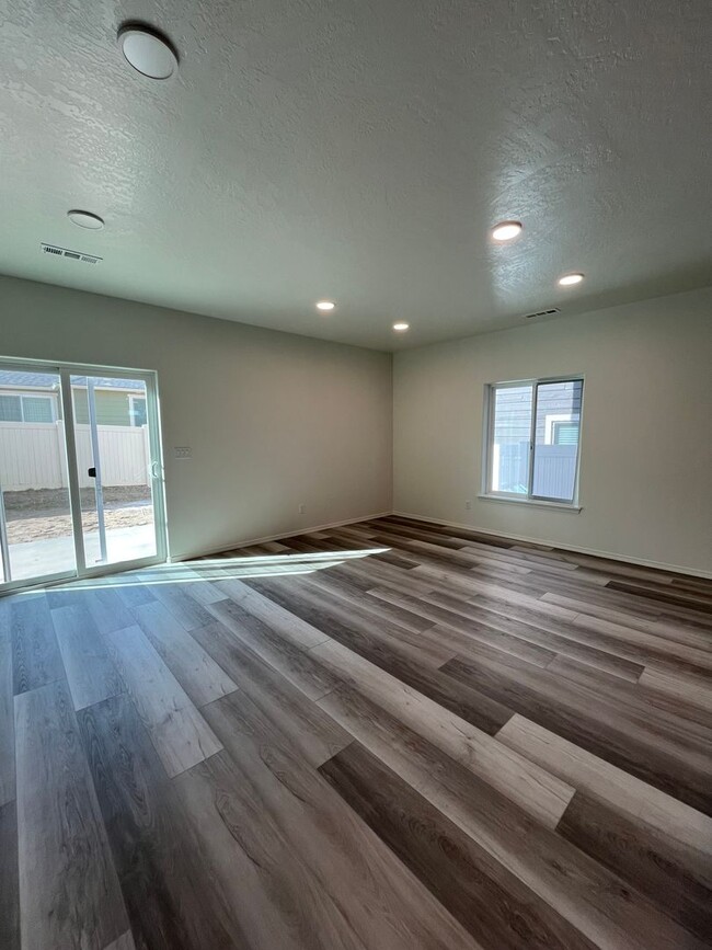 Building Photo - Brand New Townhome!