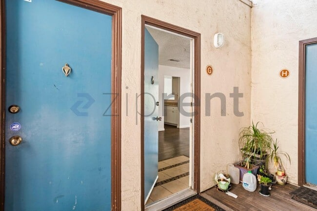 Building Photo - Unit G