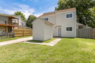 Building Photo - 220 W Saltwood Pl