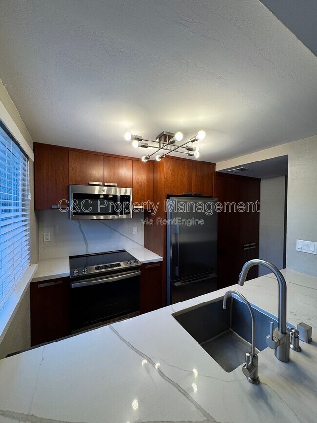 Foto del edificio - 912 Sunnybrae Ln