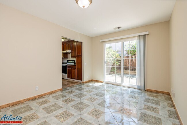 Foto del edificio - Lovely Single-Story Home | Prime Location
