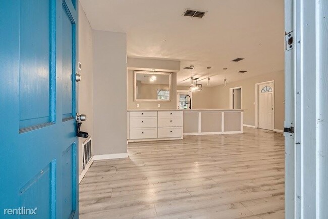 Building Photo - 4 br, 2 bath House - 2058 Poinsetta Avenue...