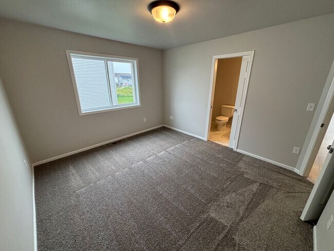 Foto del edificio - Stylish New Bi-Level Twinhome | 4 Beds | M...