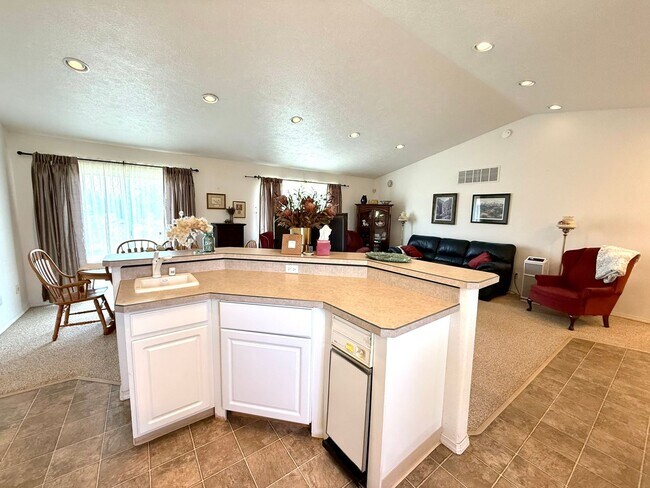Building Photo - Charming Fully Furnished 2-Bedroom Home