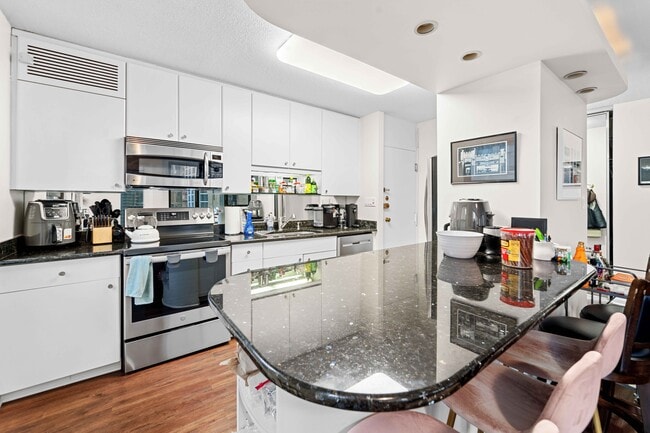 Kitchen - 1313 N Ritchie Ct