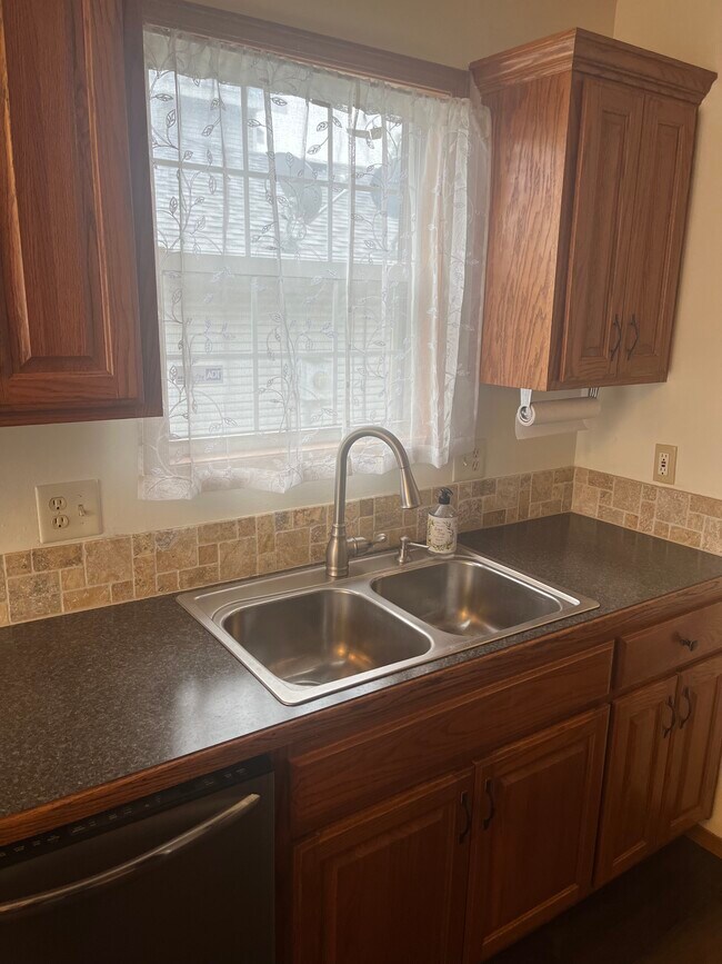 Building Photo - 888 S Hickory Ln