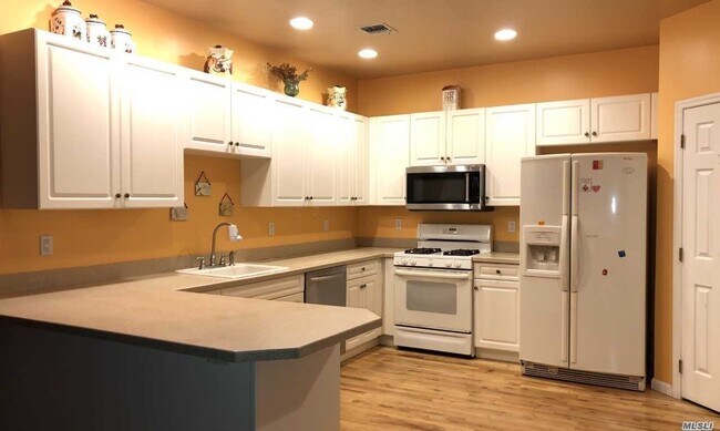 Foto del edificio - 60 Sunflower Ridge Rd