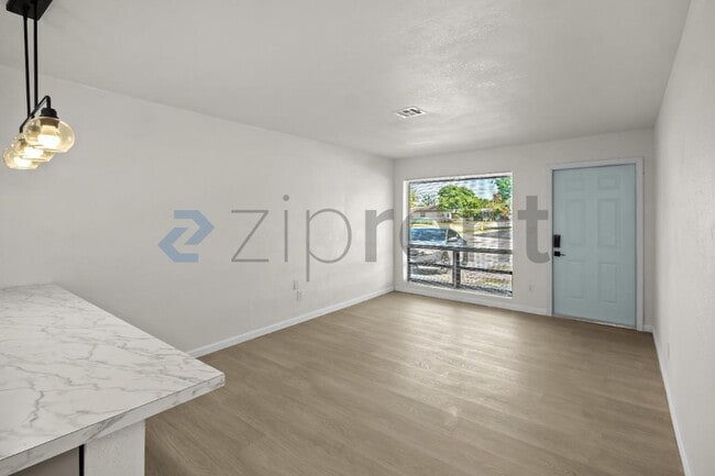 Building Photo - 1421 NW 32nd Ave