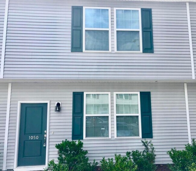 Building Photo - 3 Bedroom Townhome with Great Updates!