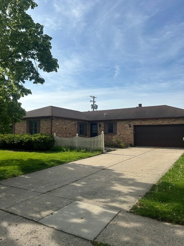 Welcome to this charming 3 bedroom, 2 bathroom home located in West Lafayette, IN. - Welcome to this charming 3 bedroom, 2 bathroom home located in West Lafayette, IN.