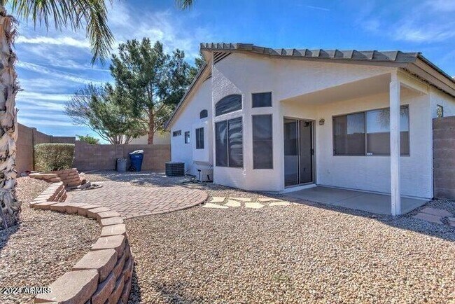 Building Photo - 2131 S Peppertree Dr