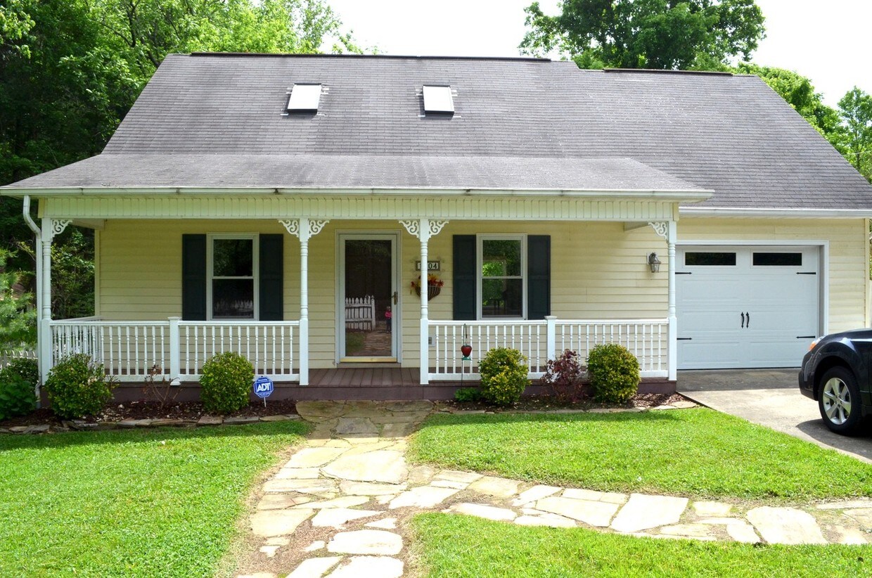Primary Photo - 1304 College Heights Rd