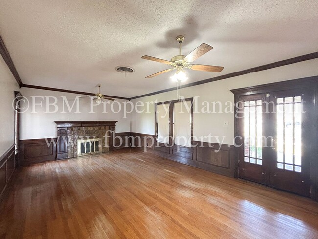 Building Photo - 211 W. Jefferson St - Beautiful 3 Bedroom,...