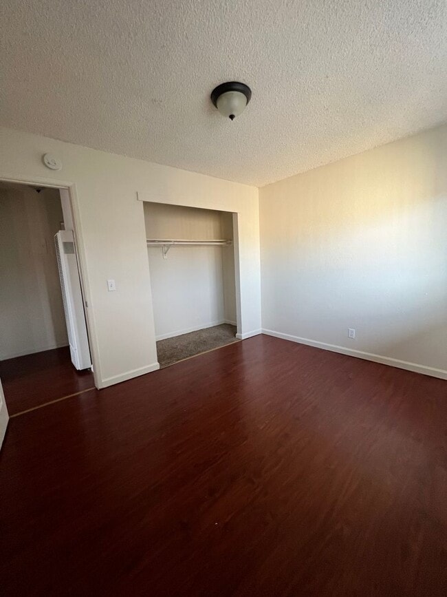 Building Photo - 2 BED 1 BATH - UPSTAIRS END UNIT & PET FRI...