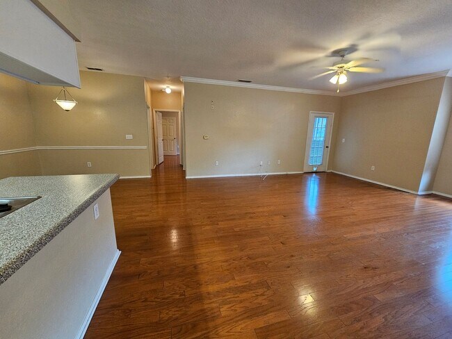 Building Photo - 1 Bedroom, 1 Bath First Floor Condo in Gat...