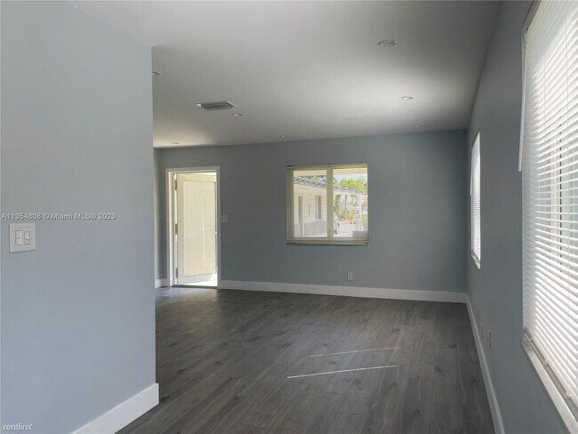 Building Photo - 3 br, 2 bath House - 105 NE 30th Ct # 105