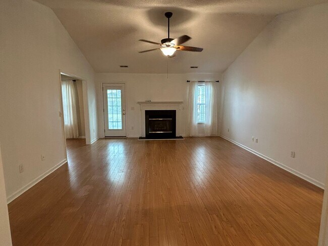 Foto del edificio - Charming home nestled in Courtney Pines with full fenced backyard!