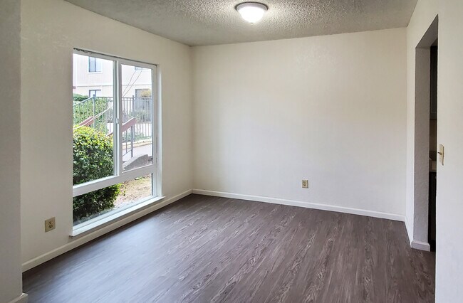 Building Photo - 3101 Garden Cir