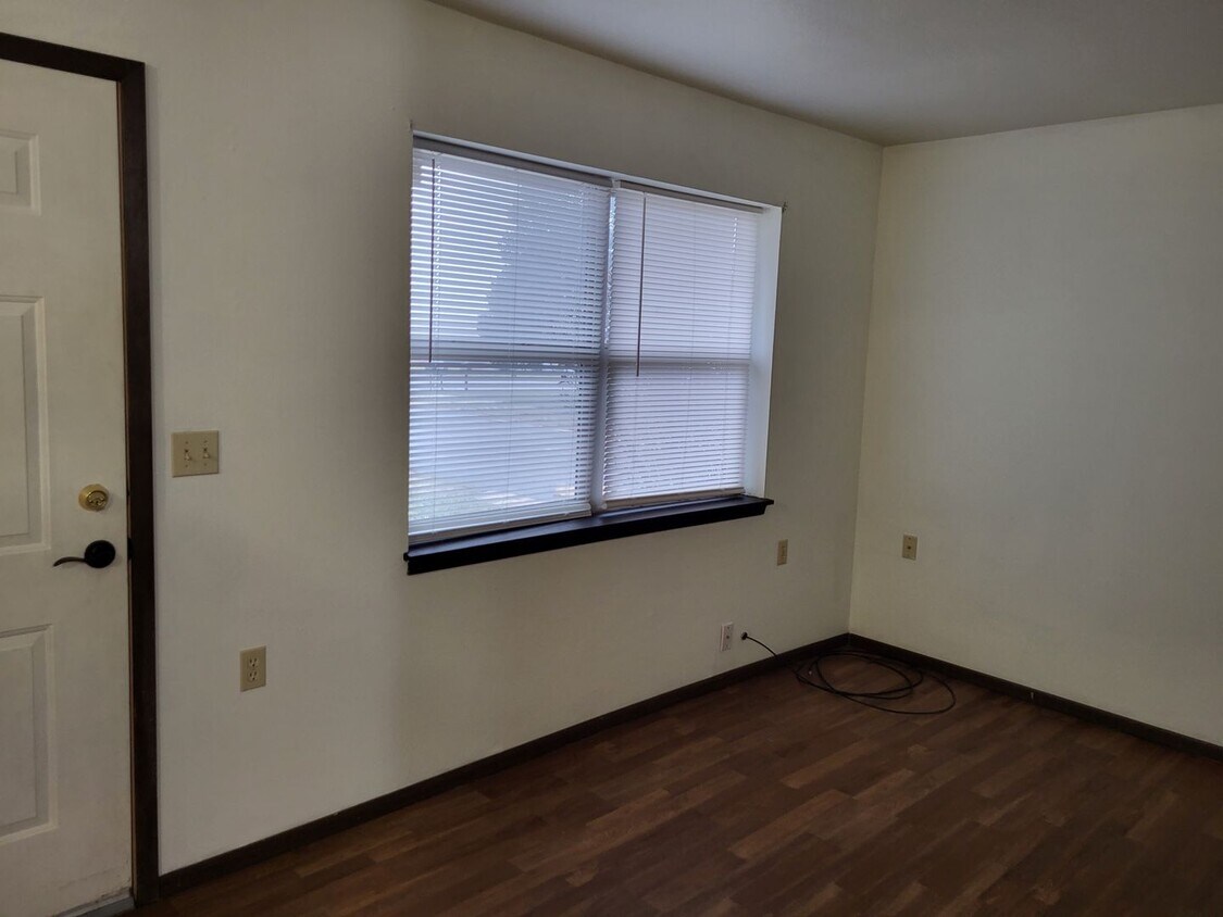 Building Photo - Eskridge