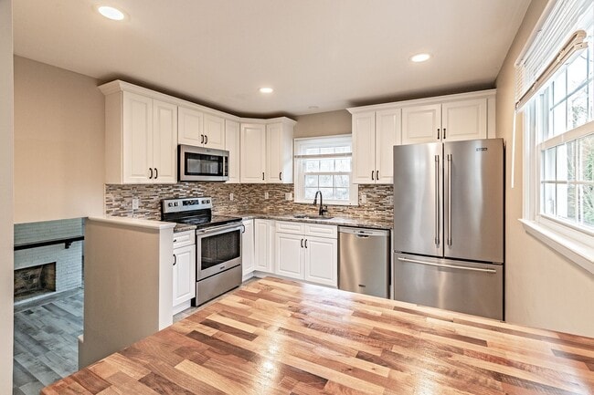 Building Photo - Hyde Park! 3 bedroom, 2.5 bathroom single family home