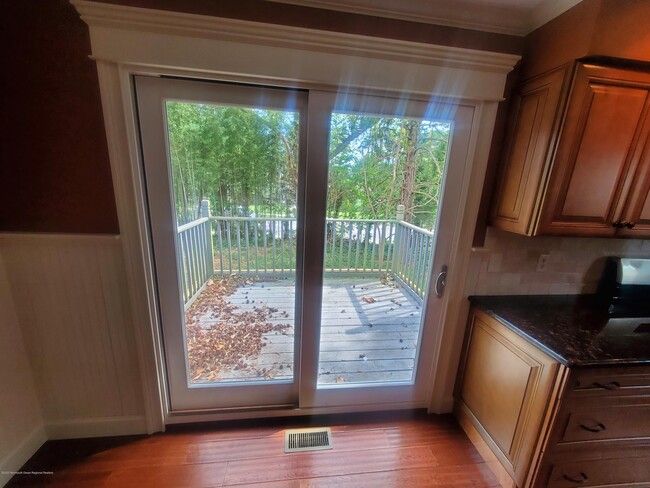 Building Photo - 498 Hemlock Hill Dr