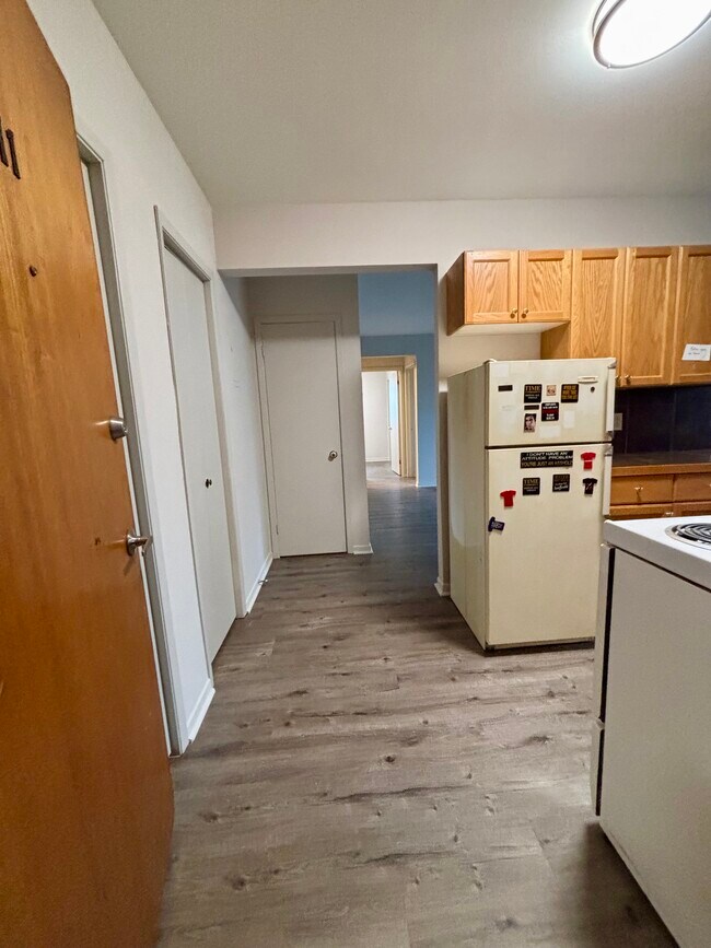 Photo du bâtiment - Bright and Airy 2-Bedroom in a Quiet, Conv...