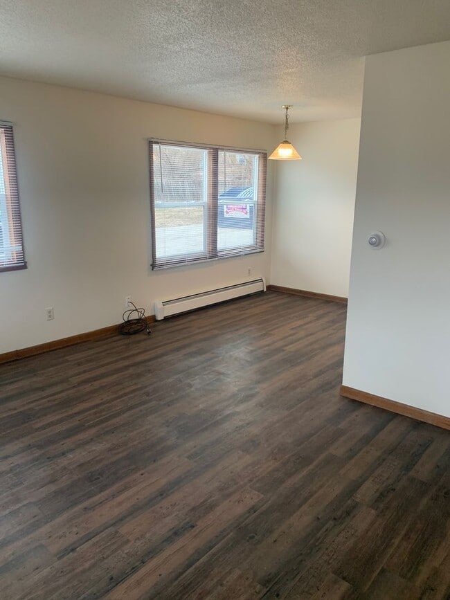 Building Photo - 2 bedroom 1 bath lower apartment