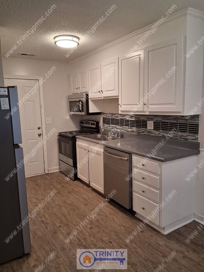 Building Photo - NEWLY UPDATED!! Ready and waiting for you!