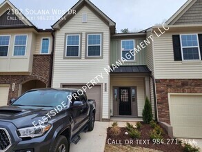Building Photo - 2102 Solana Wds Dr