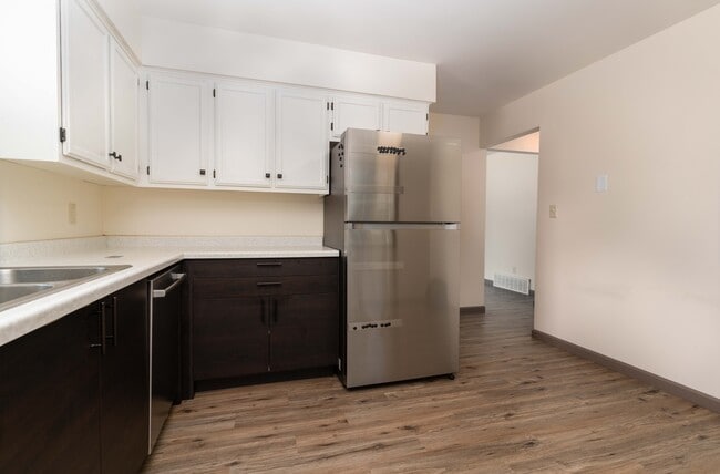 Building Photo - 2110 S 96th St