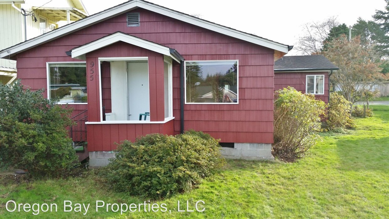 2 br, 1.5 bath House 955 Newmark House Rental in Coos Bay, OR