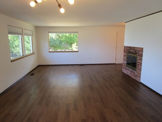 Building Photo - 3001 Oakes Ave