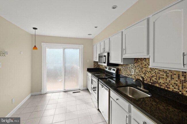 Building Photo - 14648 Cambridge Cir