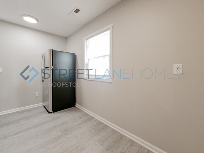 Building Photo - REDUCED! Charming 3 bedroom home in Berkeley!