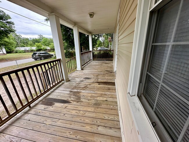 Building Photo - Large Fenced In Yard!