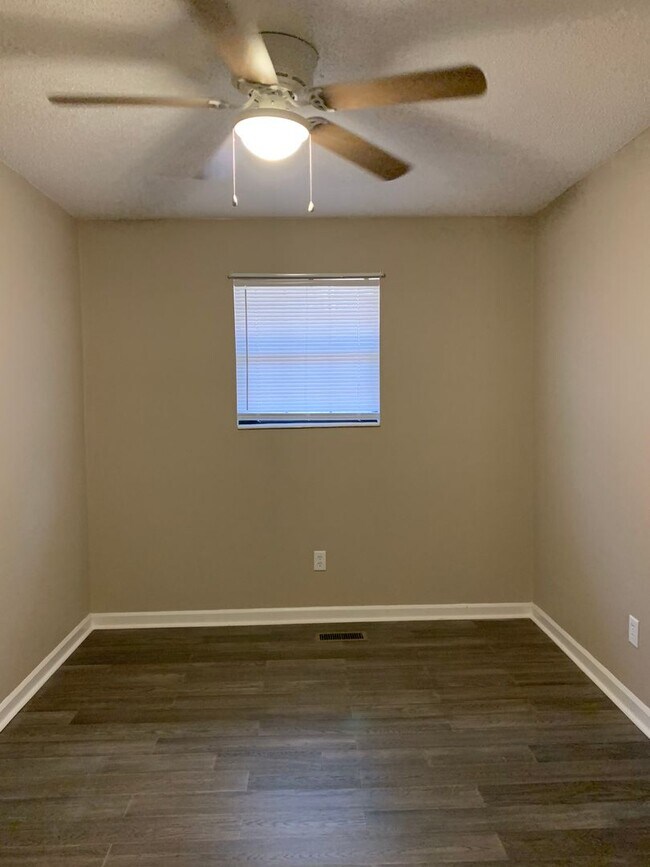 Building Photo - 2 Bedroom 2 Bath Duplex with full semi fin...