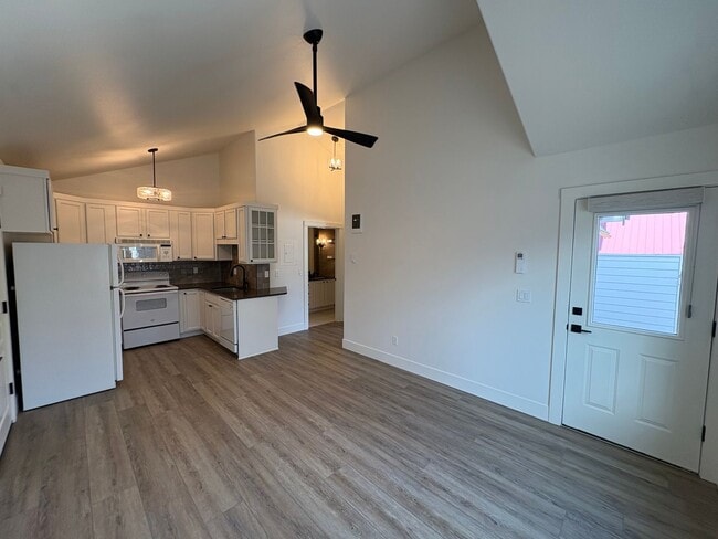 Building Photo - Remodeled 1 Bed/1 Bath Unit in Prime Location - Broadway