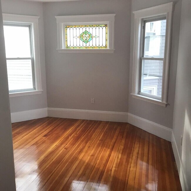 Building Photo - RENOVATED OAK SQUARE 4 BED/2 BATH WITH IN-...
