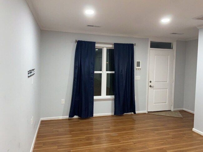 Building Photo - Townhome in Midway Park - Boyington Place!