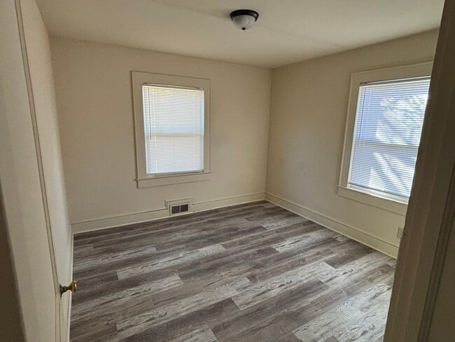 Building Photo - 311 Sunset Dr