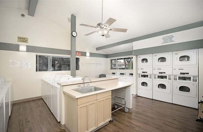 Onsite laundromat laundry - 169 Streamwood