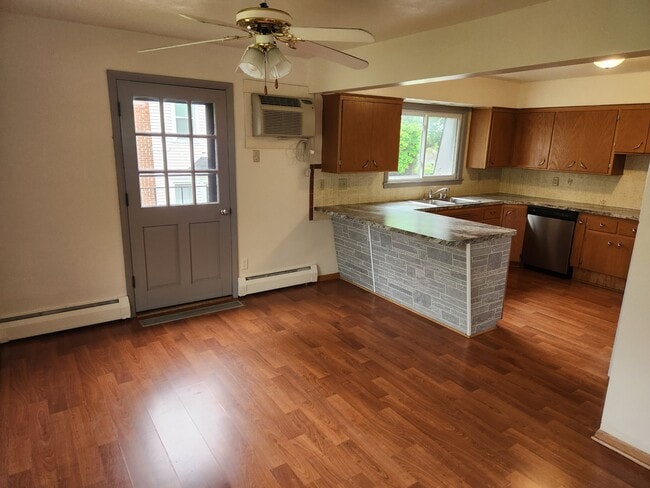 Foto del edificio - N 64 W23356-W24126 Main St