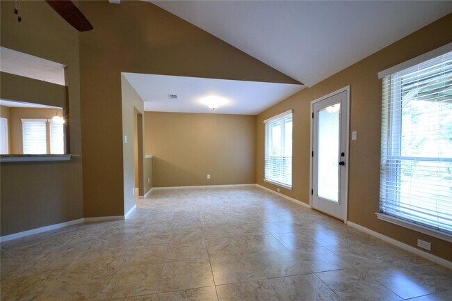 Foto del edificio - 2215 Friarwood Trail